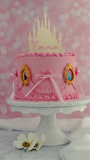 Nikki | Cake and Etsy Teacher & Etsy seller on Instagram: "✨ Turn your cake into a royal masterpiece! ✨ Watch how I make this gold fondant frame with a printed princess inside — perfect for your next princess party cake 👑💖 🎥 Comment “YouTube” to watch the full tutorial (with product links!) 🛍️ Comment “Etsy” to grab these ready-made frames—no mess, no stress! @satin.ice #PrincessCake #FondantFrame #CakeDecorating #EdibleImages #DIYCakeDecor #CakeDesign #CustomCakes #CakersOfInstagram #Baking