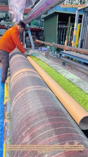 Production de gazon artificiel : enroulement du gazon synthétique pour la distribution
