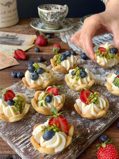 Tartolets Tartolet recipe : *Dough Ingredients:* - 100 grams of cold butter - 4 tablespoons of powdered sugar - 1 egg - vanillin - 2 cups 2 tablespoons of flour *Preparation:* 1. Mix the cold butter and powdered sugar in a bowl. 2. Add the egg and mix. 3. Add the remaining ingredients and mix until a soft dough forms. 4. Wrap the dough in plastic wrap and refrigerate for one hour. (I made the cream and dough the night before.) 5. Place the dough on the counter and roll it out between two sheets 