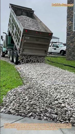 Livraison de granulats : déversement de gravier pour la construction d'une allée