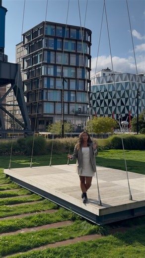Värd en omväg: Dockanparken 🌳 Efter ett litet sommaruppehåll är vi tillbaka igen med att visa vackra och unika platser i Helsingborg - som verkligen är värda ett besök. Ett stenkast från Helsingborg C, i Oceanhamnen, ligger Dockanparken, en grön oas som bjuder på både lekfullhet och lugn. Här kan du slå dig ner med picknickkorgen, njuta av havsbrisen eller ta en promenad längs Peoples Walk med boule, träning, brygghäng och konstinslag. Här väntar Djungellekan, Sveriges första temalekplats med i