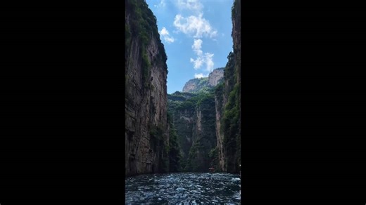 Explore the beautiful scenery of the Baquan Gorge in China