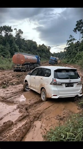 Toyota Avanza Nekat Drift di Jalan Lumpur Ekstrem! Truk Aja Tumbang
