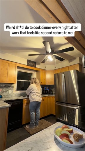 ASHLEE NICHOLSON | Cook Without Thinking on Instagram: "STEAL MY TRICKS 🚨👇🏼 🤓 I was raised in my grandma’s kitchen, and after running foodservice operations serving hundreds of meals a day, I’ve learned exactly how to make dinner work for real life (and still keep it delicious). (PSST - Comment DINNER for the full system on how I do this every day) .. and now I’m going to help busy women like you reclaim their sanity in their kitchen without wild meal plans or rigid recipes. 🫡 So here are m