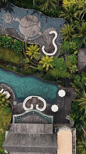 Birol Bali on Instagram: "Abisena Wellness & Resort… Bali’de doğanın sesine en çok yaklaştığım yerlerden biri. Burası sadece bir konaklama değil, ritmi yavaşlatan bir kaçış alanı gibi. Yeşilin her tonunun içinden yükselen villalar, sessiz bir vadi, uzaktan gelen kuş sesleri… Gün burada sakin başlıyor, sakin devam ediyor. Spa, meditasyon alanları, doğaya açılan geniş teraslar —insanı şehirden değil, zihnin içindeki kalabalıktan uzaklaştırıyor. Bali’de bazen ihtiyacın olan şey daha fazla plan deği