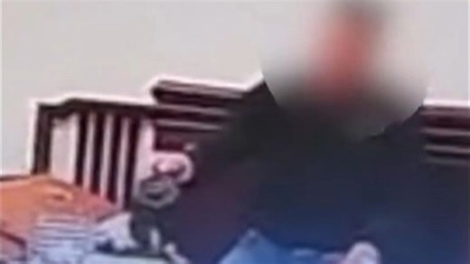 男子沏茶时，热水淋到液化气罐瞬间爆炸，碎片飞溅，险伤到眼睛：“爆炸威力非常大，手如果快一秒拿茶具就炸糊了”#危险瞬间 #安全