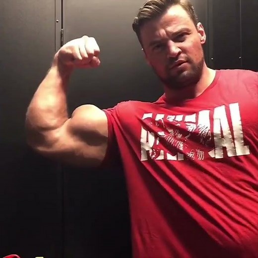59 cm/23.2 inches of GODLY BICEPS