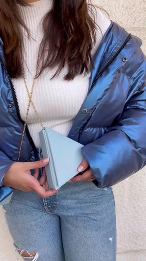 All your essentials fit inside your Mini Triangular bag ✨❄️💙 #infinity#fashion#bagsbusiness#entrepreneur#infinitychallenge