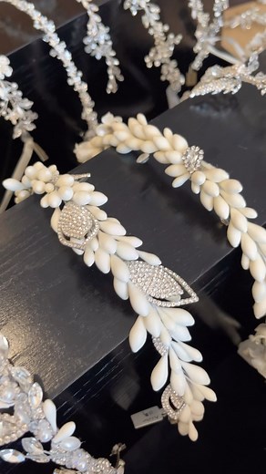 3.5K views · 14 reactions | Complementamos tu vestido de novia con las tiaras y tocados más bonitos 懶✨ | Eli Tiaras Bridal Accessories | Facebook