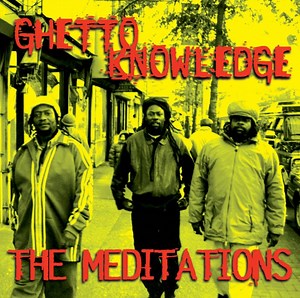 🔥🎶 The Meditations – “Ghetto Knowledge” (1999): le roots conscient à son apogée 🇯🇲✨ Les Méditations, véritables monuments du reggae jamaïcain, continuent de rayonner plus de 50 ans après leur formation dans les années 70. Ce trio légendaire, apprécié par Bob Marley et présent sur des classiques comme Blackman Redemption, Rastaman Live Up ou Punky Reggae Party, nous offre avec “Ghetto Knowledge” un album qui respire l’expérience, la conscience et l’âme du roots. 💿 Album : 17 titres, plus d’u