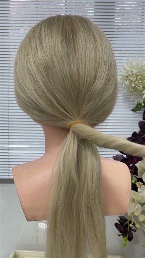 Make your chignon more stylish with this twist.😉👍