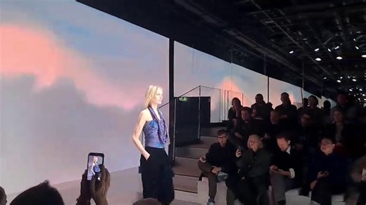 Un inedito di Mina per Giorgio Armani chiude a sorpresa la sfilata