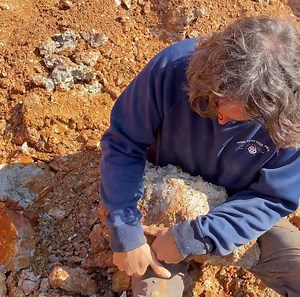 Fun moment yesterday at Hamilton Hill mine Dig in Arkansas brought to you by Avant Mining | The Crystal Collector
