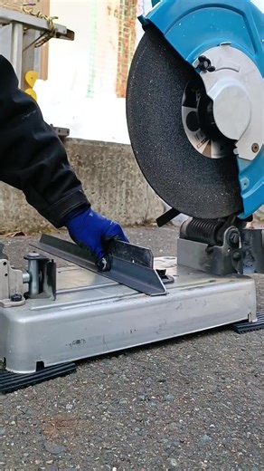 いつか100V仕様との違いを比較してみたい #マキタ #makita #makitatools #makitapowertools #電動工具 #18v #作業 #充電式 #lw141d #高速切断機 #切断