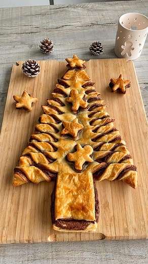 Fitwaffle Kitchen | Eloise on Instagram: "TEAR & SHARE NUTELLA CHRISTMAS TREE 😍 Guys, I am so proud of my Christmas tree 😂 I love it and it’s massively got me into the Christmas spirit 🎄❤️ It’s super easy to make and so much fun 🥰 Sound on for full instructions 🔉 All you need is: 2 sheets of puff pastry Nutella (as much as you like to cover the pastry) Egg wash (1 egg + 1 tsp water) Bake until the top is golden - it might need longer depending on your oven ☺️ Enjoy! #fitwaffle #fitwafflekit