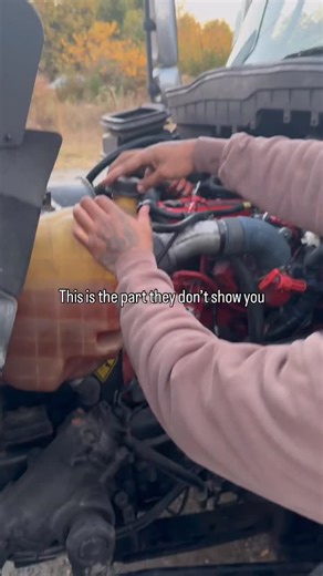 Out here, it’s more than just driving. Repairs, adjustments, maintenance — it all comes with the game. But when you know how to handle it, the bag doesn’t stop. 😤🔧 This is what being a real owner-operator looks like: Fix it fast ➝ Stay rolling ➝ Stay profitable. 🚛💰 Comment “READY” if you want to learn how to run this business the right way. | Box Truck Blueprint