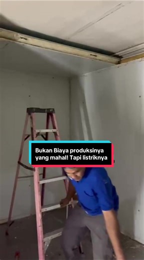 Membalas @Edho 18 Banyak yang salah fokus saat bangun cold storage ❄️ Masalah terbesarnya sering bukan di biaya pembuatan, tapi di konsumsi listrik jangka panjang ⚡ Cold storage yang dirancang dengan benar bikin suhu stabil, mesin lebih awet, dan biaya listrik jauh lebih terkendali. Klik link di bio untuk konsultasi gratis sebelum bangun cold storage! #dewasaljucoldstorage #coldstorage #efisiensilistrik #biayaoperasional #gudangdingin