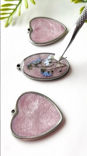 DIY Resin Flower Keychain with Pressed Forget-me-not Flowers and Mica Powder Pigment