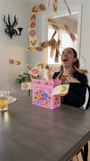 Send A Cake | Online Cake Delivery on Instagram: "Ready to make Mom smile like this? 🥹 Shop the sweetest surprises she didn’t know she needed. 💐✨ 🫧🦋 #MothersDayGift #MadeWithLove #sendacake"