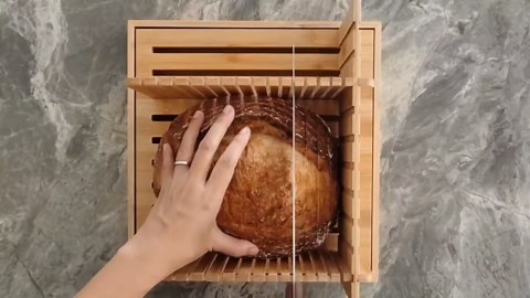 Bread Slicer for Homemade Bread, Adjustable Bread Cutter with Crumb Tray & Non-Slip Mat, Sourdough Bread Slicer Guide, Bamboo Bread Cutting Board, Manual Bread Loaf Slicer for Sandwiches and Rounds