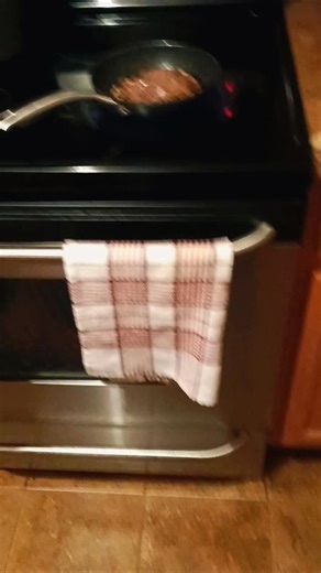 Just_Will He/Him/His ♂️ ♊ on Instagram: "I'm not a fan of fast food burgers. They're just not the same anymore. However, I love a good home-made cheeseburger; my way. 🍔 Love, Joy, and Peace! 🙏🏾❤️🎤🎶 #latenightmunchies #cheeseburger #food #netflixandchill #chillin"