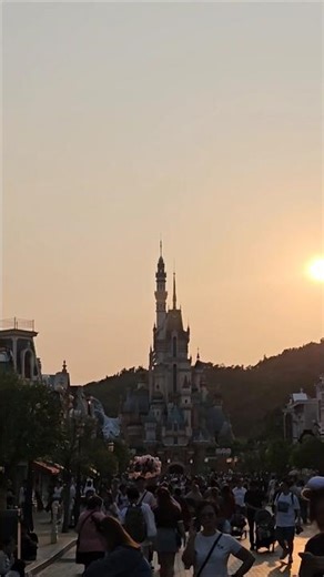 A Crown Reimagined: Discovering the Splendor of Hong Kong Disneyland's Castle of Magical Dreams
