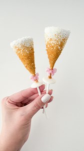 ✨ Pop the bubbly… cake pop style! 🥂✨ These champagne glass pops are bringing all the sparkle for your New Year’s holiday celebrations! Whether you’re counting down to midnight or hosting a festive get-together, these sweet sips are the cutest way to cheers. ✨🎉 🛍️: www.mylittlecakepopmolds.com 📦: Free US shipping on orders over $150 #NewYearsDesserts #HolidayCakePops #ChampagneCakePops #MyLittleCakepop #NewYearsEve #SmallBusiness #HolidayTreats | My Little Cakepop
