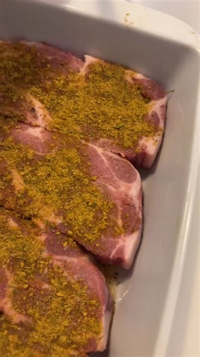 FREDAGS MAT 🎈 Pulled pork trenger ikke alltid å lages av svinenakke eller lang tilberedning over mange timer. I denne oppskriften brukes saftige nakkekoteletter som langtidsstekes i ovn til de blir møre og lette å dra fra hverandre. Kjøttet krydres med aromatisk gyroskrydder og serveres i sprø Old El Paso Stand & Stuff sammen med friske grønnsaker og dressing. En enkel, smakfull og moderne vri på pulled pork – perfekt til både hverdagsmiddag og uformelle sammenkomster. Pulled pork av nakkekotel