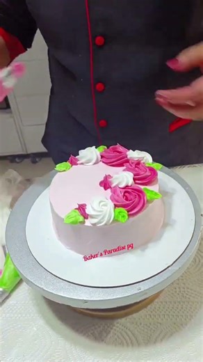 Creating some beautiful designs ✨️ 😍 💕 #bakersparadisepg #professional #cake #cakedesign #cakeart