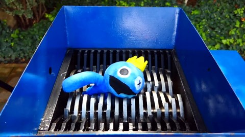 Shredding RAINBOW FRIENDS Characters with Real Shredder!