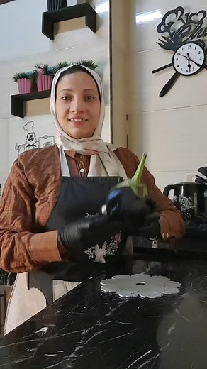 How to make Baba Ghanoush with pomegranate Cuban eggplant 2 tablespoons tahini 1 cup yogurt 1 green hot pepper 1 lemon 1 clove of garlic 2 tablespoons vinegar 2 tablespoons pomegranate molasses 2 tablespoons olive oil 1/2 teaspoon salt 1/2 teaspoon ground cumin 1/4 teaspoon black pepper Pomegranate molasses Pomegranate طريقة عمل بابا غنوج بالرمان باذنجان كوبي ٢ ملعقة كبيرة طحينة كوب زبادي وحدة فلفل أخضر حار وحدة ليمون فص ثوم ٢ ملعقة كبيرة خل ٢ ملعقة كبيرة دبس رمان ٢ ملعقة كبيرة زيت زيتون نص ملعق