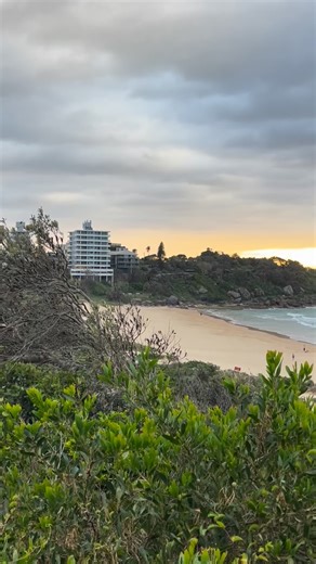 28.10.2025 #sydney #surfreport #freshwater #beach #australia Surf - 4 Foot S Wind - SSE Tide - Low 6.30am 0.7High 1.15pm 1.5m Air Temp - 15c Water Temp - 19.5c #surf #surfing #surfboard #tuesday #morning #clouds #waves #surflife 🎙️ @steve_harro | Sydney Surf Daily