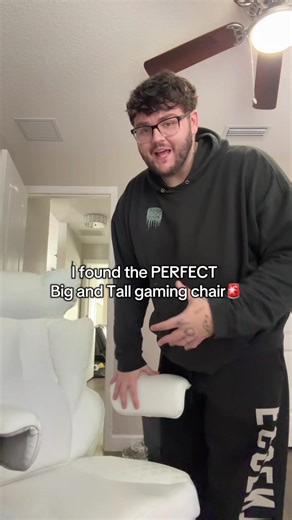 I needed a chair that actually fits and supports my weight. This big and tall gaming chair has been way more comfortable than anything I’ve used before. Great plus size chair for my office #bigandtall #gamingchair #plussize #desksetup #officechairs