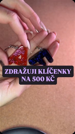 Barbora Parimuchová | ruční výroba z pryskyřice on Instagram: "Klíčenka za 500 Kč? Proč ne😎 Už několikrát jsem tu cenotvorbu řesila. Tentokrát jsem čučela jak péro z gauče.😎 Včera jsme byli na výletě: dva stánky 20 m od sebe a dvě ceny prakticky stejných klíčenek. Na prvním stánku měla paní pár klíčenek – kus po 20 € (500 Kč). Druhý stánek – mraky klíčenek po 5 € (125 Kč), ale na jedno kopyto.🤷🏼‍♀️😂 Jak může na pohled stejný výrobek mít takový cenový rozptyl?🤔 Mám v tom jasno – jeden vytvo