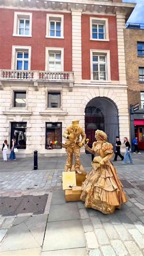 How to deal with the very upset Gold Lady.#livingstatue #streetart