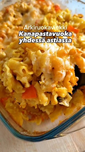 Renin Väänänen 🌸 on Instagram: "Helppo ja maukas kanapastavuoka 🤌🤤 Valmisteluun menee vain noin 5 minuuttia ja uuni hoitaa loput! Tarvitset: Öljyä 300g pastaa 300g broilerin fileesuikaleita 1 paprika Suolaa Mustapippuria Paprikajauhetta Valkosipulijauhetta Currya 2,5dl Juustokermaa 5,5dl kuumaa vettä Juustoraastetta Mausteita laitoin itse 1tl/mauste, 1/2tl mustapippuria. Broilerin fileesuikaleet maustoin erikseen samoilla mausteilla, mitä laitoin vuokaan muuten. Vuoka on 25x20cm Tallenna tää