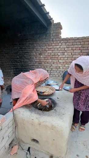 2.6M views · 29K reactions | Triple Making Tandoori Roti #short #shorts #shortbeta | Kosar Irfan Short | Facebook