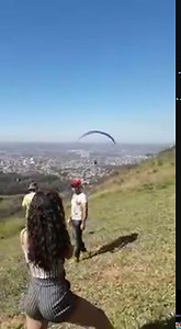Un chien attaque un parapentiste au décollage