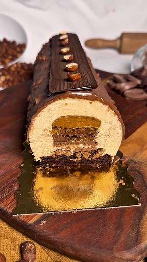 Bûche 2 chocolats noisette 🍫🌰 Two-chocolate hazelnut log ! - Praliné noisette - Crémeux 2 chocolats - Biscuit moelleux cacao - Croustillant chocolat noisette - Mousse noisette - Glaçage rocher chocolat noisette Pour retrouver toutes mes recettes, astuces et vidéos détaillées, rendez vous sur le lien dans ma bio ☝️ 🇬🇧 - Hazelnut praline - Two-chocolate cream - Soft cocoa biscuit - Crunchy chocolate hazelnut - Hazelnut mousse - Chocolate hazelnut rock icing To find all my recipes, tips, and de