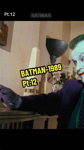 🦇 Batman 🎬 Breve resumen En una oscura y gótica Gotham City, un misterioso vigilante conocido como Batman combate el crimen mientras el mafioso Jack Napier se transforma en el caótico Joker. Cuando el Joker desata el terror con un plan para envenenar a la ciudad, Batman deberá enfrentarlo no solo para salvar Gotham, sino también para proteger a la periodista Vicki Vale, quien empieza a descubrir la identidad detrás de la máscara. Dirigida por Tim Burton, esta versión redefinió al personaje en 