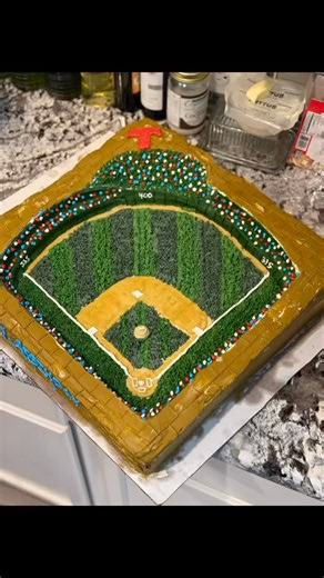 Just a little Saturday fun🤷🏾‍♂️ #baseball #cake #cakedecorating | Darien Mclemore