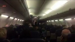 O femeie a nascut la bordul unui avion, unde a fost ajutata de echipajul de zbor. Momentul a fost filmat de pasageri