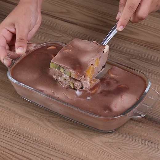 Learn how to make this delicious fruit and chocolate dessert on a platter. The flavor is irresistible! | Recipe Manual