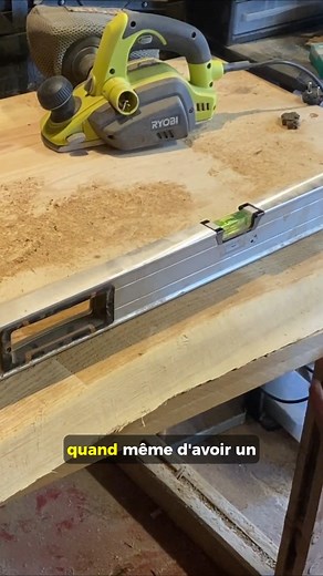 Pas besoin de grosses machines pour commencer 📚 Vous débutez en menuiserie ? Téléchargez gratuitement mon guide sur les outils essentiels : https://formation.woodco.fr/guide-gratuit-inscription (🔗lien en bio) 🛠️ Téléchargez gratuitement mes plans détaillés de meubles : https://www.woodco.fr/plans/ (🔗lien en bio) Même sans raboteuse/dégauchisseuse, on peut corroyer le bois. C’est un peu plus long et moins précis, mais avec un peu de méthode on peut avoir un résultat très correct. 🛠️ Pour un 