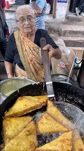 "75+ year old Amma's amazing bread pakoras - the real street food queen of Surat!" 🍞🔥 #youtubeshorts