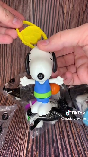 Basketball Snoopy McDonald Keychain Toy Review