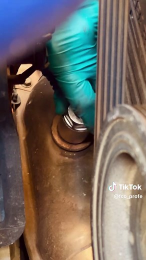 Retirando un sensor de oxígeno en un Subaru Impreza de forma sencilla y correcta ✅ Invierte en tus herramientas, te vas a ahorrar un dolor de cabeza 🤕 #tools #subaru #o2 #impreza #paratii #fyp