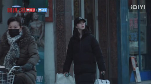 [The Secret Friends Club episode 4] Go Youn Jung is buying the bread/pastries for her Manitto but ends up getting distracted by her current fave Dujjonku (Dubai Chewy Cookies) 😂 #GoYounJung #고윤정 #TheSecretFriendsClub | Go Youn Jung Pilipinas