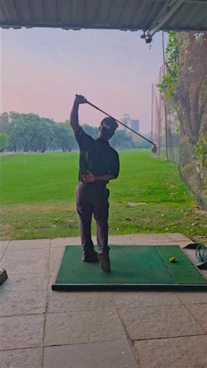 Golf Swing drill ,first Swing with the left hand with body routaition, then same Swing with right