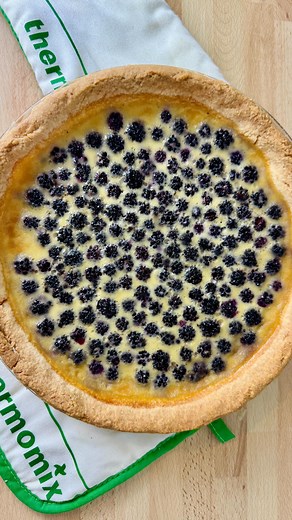 🍇 Ma délicieuse tarte aux mûres que je réalise tous les étés : rapide et à tout petit prix tu vas te régaler 💛 Qui en veut une part ? 😋 Pour la pâte : Mettre 100g de sucre en poudre dans le bol avec 200g beurre demi-sel, 370g de farine, l’œuf puis mixer 25-30 sec/vitesse 5. Retirer la pâte du bol et la façonner en une boule. L’envelopper de film alimentaire et réfrigérer pendant quelques minutes. Pour la crème : Mettre 100g de lait, 100g de crème liquide, 2 œufs et 80g de sucre roux, puis mél
